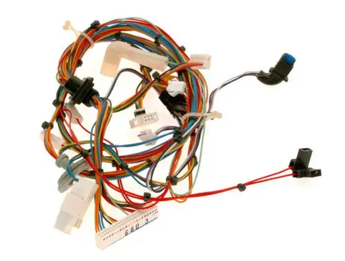 Kabelbaum mit bunten Drähten und verschiedenen Steckverbindern, hergestellt von Bosch, für elektrische Verbindungen in Fahrzeugen oder Maschinen.